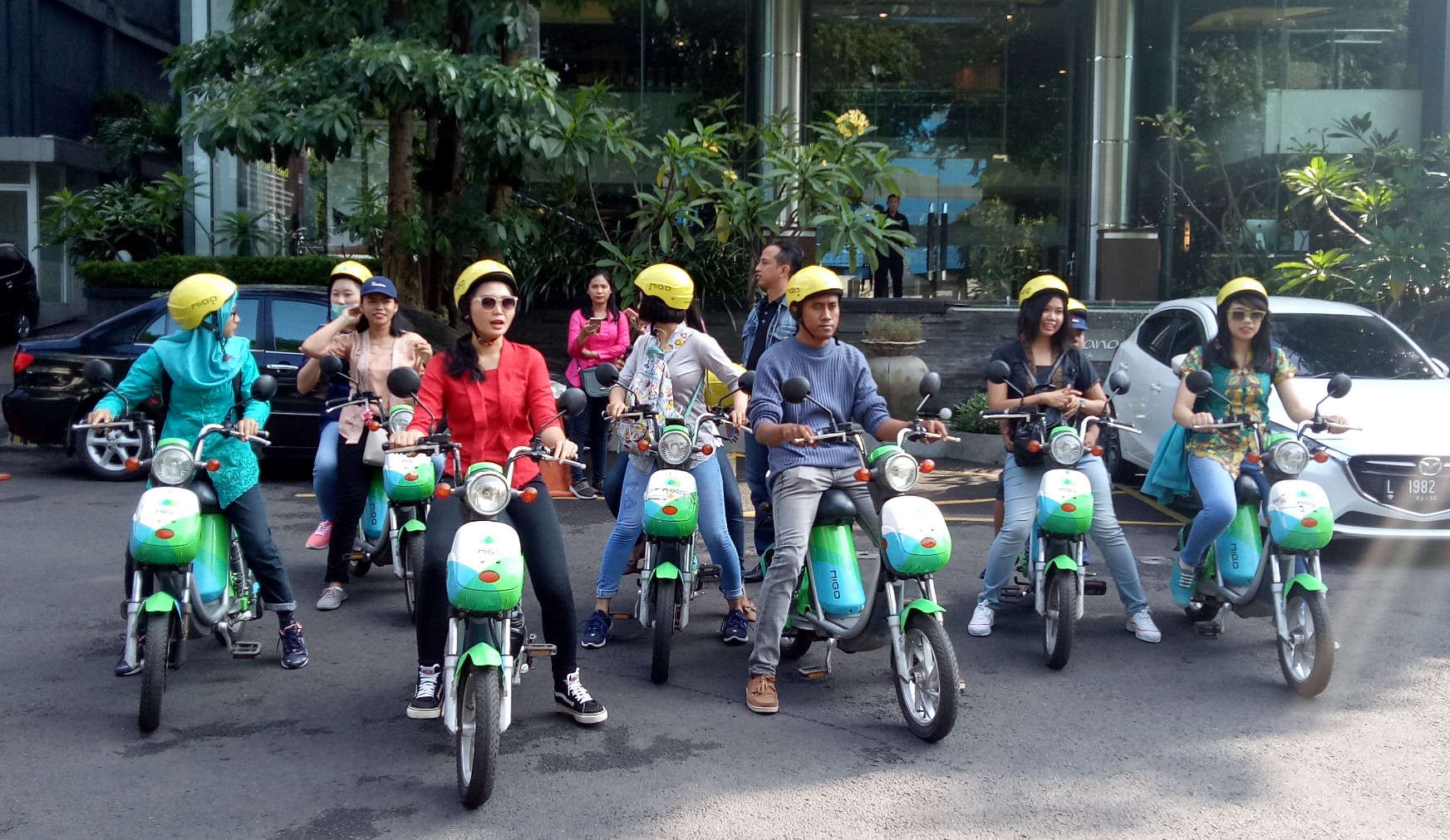 Para peserta saat bersiap berkeliling Surabaya dengan sepeda hemat energi. (Foto: Pita/ ngopibareng. Id) 