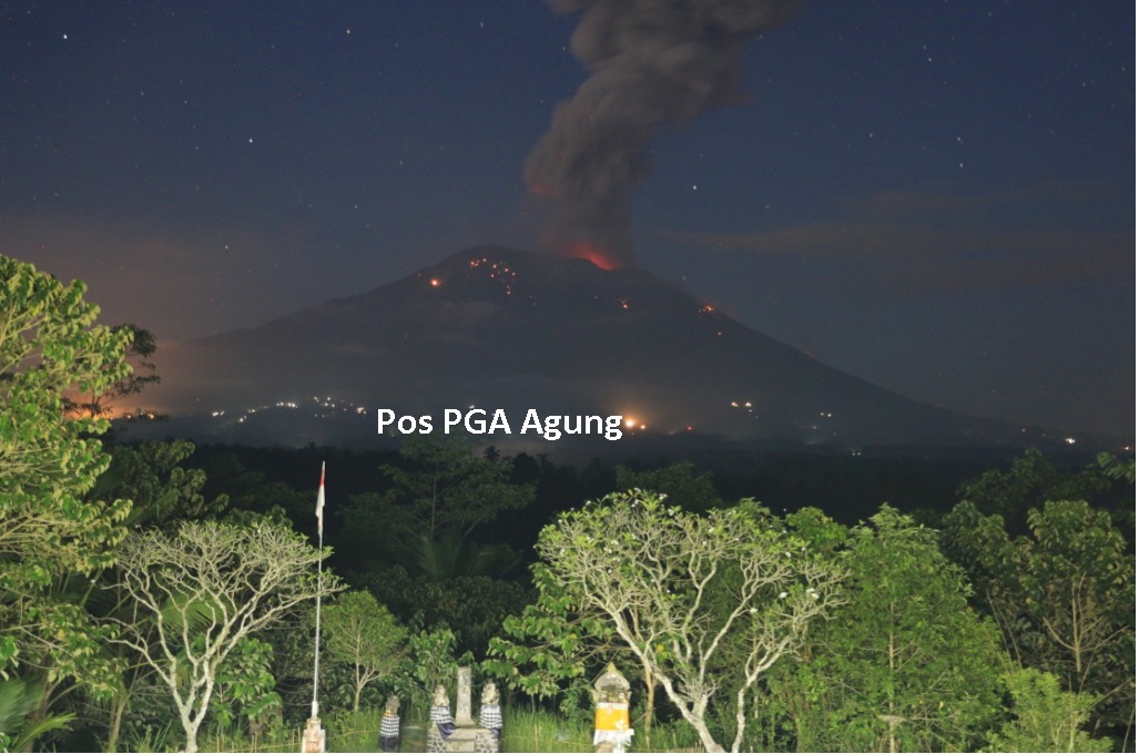 Gunung Agung yang berada di Bali kembali erupsi, Minggu, 21 April 2019. (Foto: BNPB)