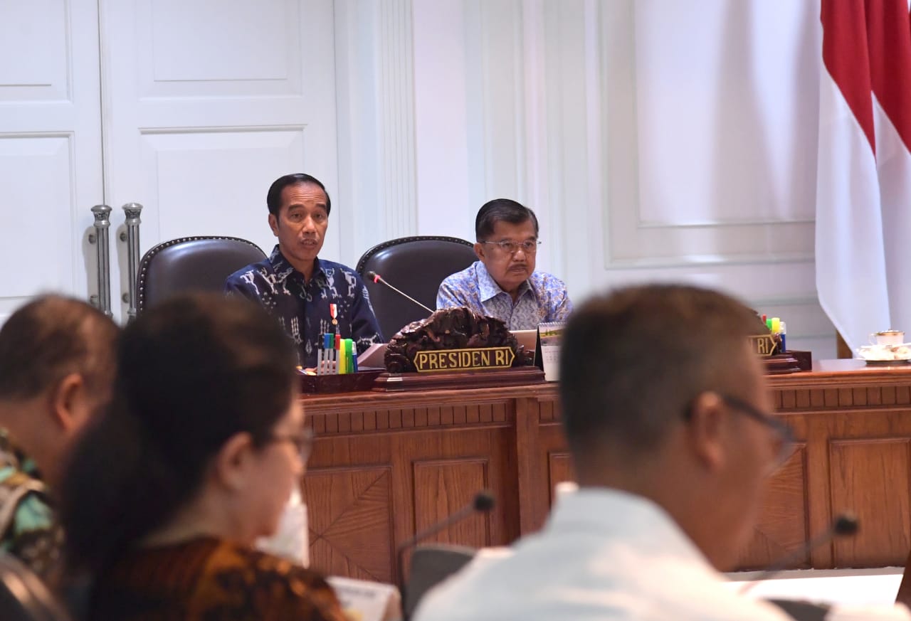 Presiden Jokowi memimpin rapat terbatas mengenai ketersediaan anggaran dan pagu indikatif tahun 2020 di Kantor Presiden, Jakarta, pada Senin, 22 April 2019. (Foto: Deputi Bidang Protokol, Pers, dan Media Sekretariat Presiden/ Bey Machmudin)