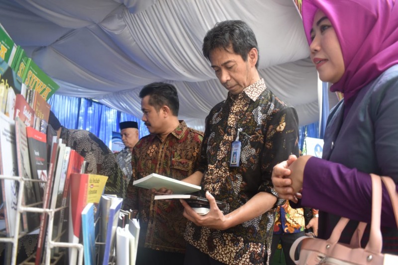  Kepala Badan Penelitian dan Pengembangan Kemendikbud, Totok Suprayitno meninjau pameran buku pada Gebyar Hardiknas di Banda Aceh, Sabtu 20 April 2019. (Foto: Asmanu/ngopibareng.id)