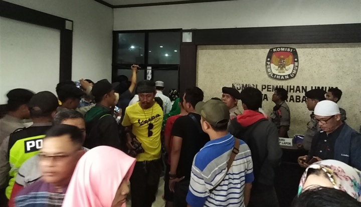 Situasi di KPU Surabaya, Senin 22 April 2019. (Foto: Farid/ngopibareng.id) 
