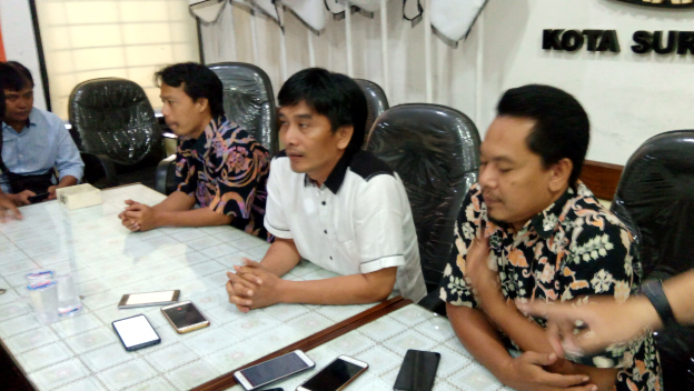 (Tengah) Ketua KPU Surabaya, Nur Syamsi, saat ditemui, Senin 22 April 2019. (Foto: Farid/ngopibareng.id) 