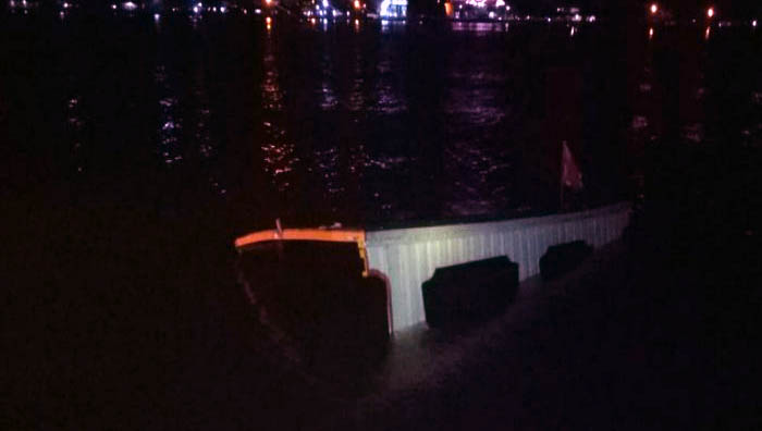 Kapal Fery penyeberangan yang mengangkut 60 santri tenggelam. Namun dalam kecelakaan ini tidak ada korban jiwa, semua santri selamat. (Foto: Ant)