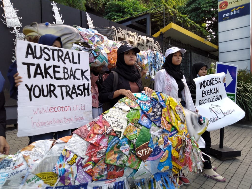Aktivis membawa spanduk untuk menuntut Konjen Australia. (Foto: Faiq/Ngopibareng)