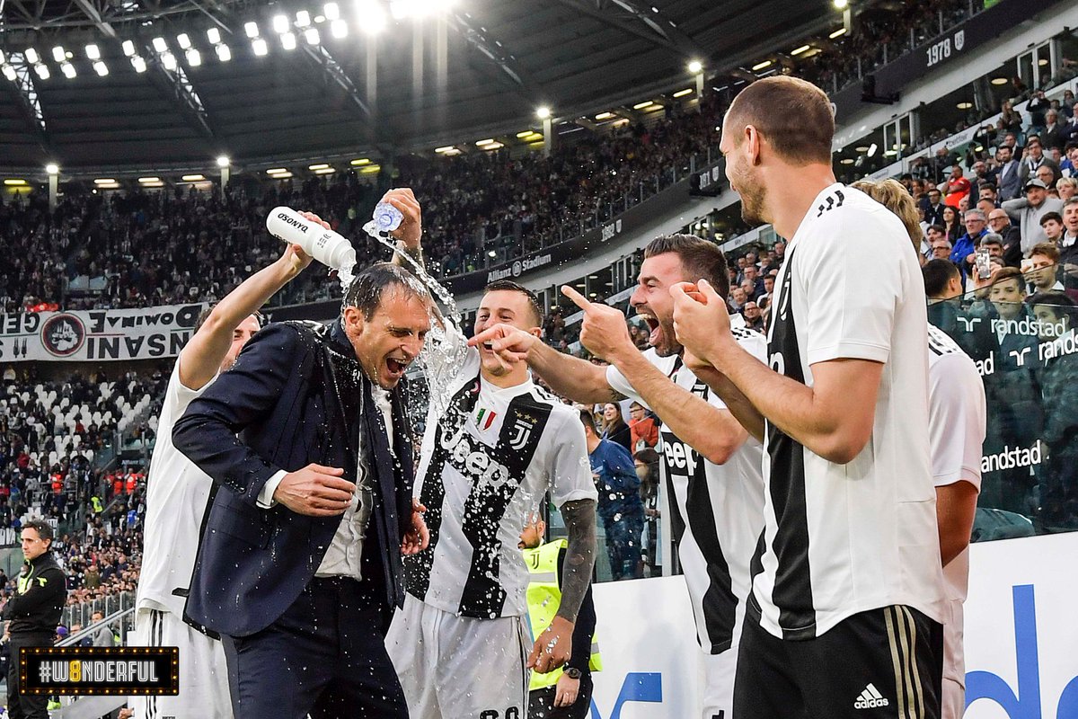 Pemain dan pelatih Juventus merayakan Scudetto yang ke-8 berturut-turut. (Foto: Twitter@JuventusFC)