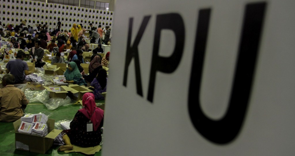 Proses pelipatan kertas suara di kantor KPU. (Foto: dok/antara)