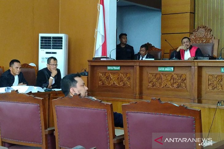 Tompi duduk di kursi saksi dalam kasus hoaks Ratna Sarumpaet. (Foto: Antara)