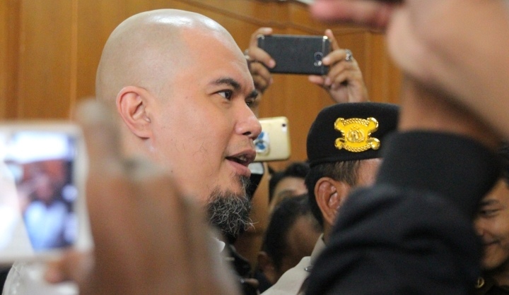 Ahmad Dhani Prasetyo, usai menjalani sidang di PN Surabaya. (Foto: Farid/ngopibareng.id) 