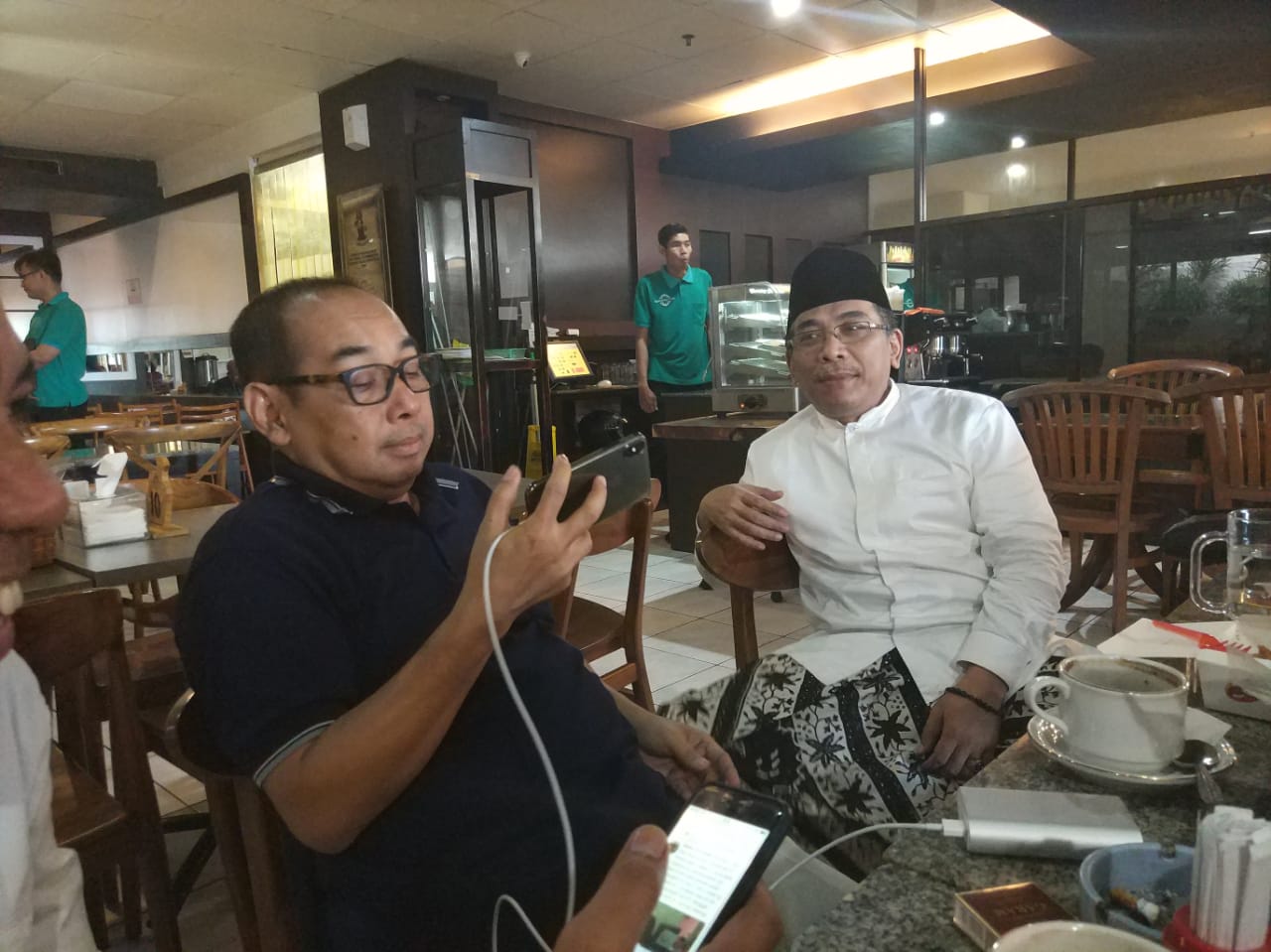 KH Yahya Cholil Staquf bersama sahabatnya, Arif Afandi, di Surabaya, Selasa 23 April 2019. (Foto: ist/ngopibareng.id)