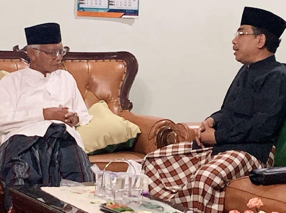 KH Yahya Cholil Staquf ketika bersilaturahmi dengan KH Anwar Iskandar di Kediri. (Foto: ist/ngopibareng.id)