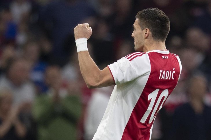 Penyerang sayap Ajax Dusan Tadic merayakan golnya ke gawang Vitesse Arnhem dalam laga lanjutan Liga Belanda di Stadion Johan Crujff Arena, Amsterdam, Belanda, Selasa, 26 April 2019. (Foto: twitter/AFCAjax)