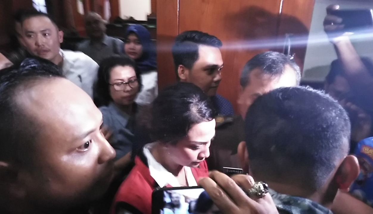 Vanessa Angel usai menjalani persidangan di PN Surabaya, Rabu 24 April 2019. (foto: farid) 