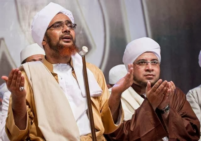 Habib Umar bin Hafidz (kiri) besama Habib Munzir al-Musawa (almarhum). (Foto: dok ngopibareng.id)