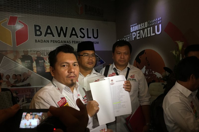  Dokumentasi Ketua Direktorat Hukum dan Advokasi Tim Kampanye Nasional Jokowi-Ma'ruf, Ade Pulungan (kiri). (Foto: Antara/M. Arief Iskandar)