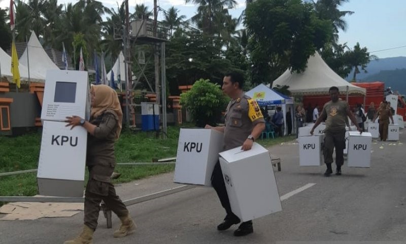 Petugas membawa kotak suara pemilu 2019. (Foto: dok/antara)