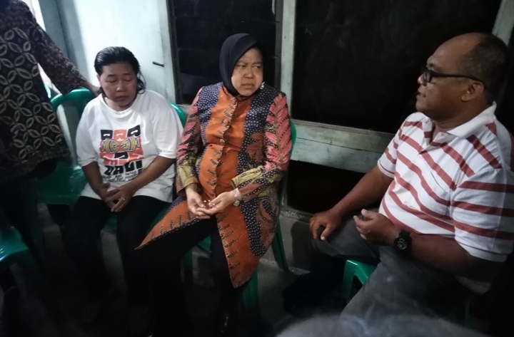 Wali Kota Surabaya Tri Rismaharini, saat berkunjung ke rumah duka salah satu petugas KPPS, 25 April 2019. (Foto: Farid/ngopibareng.id) 