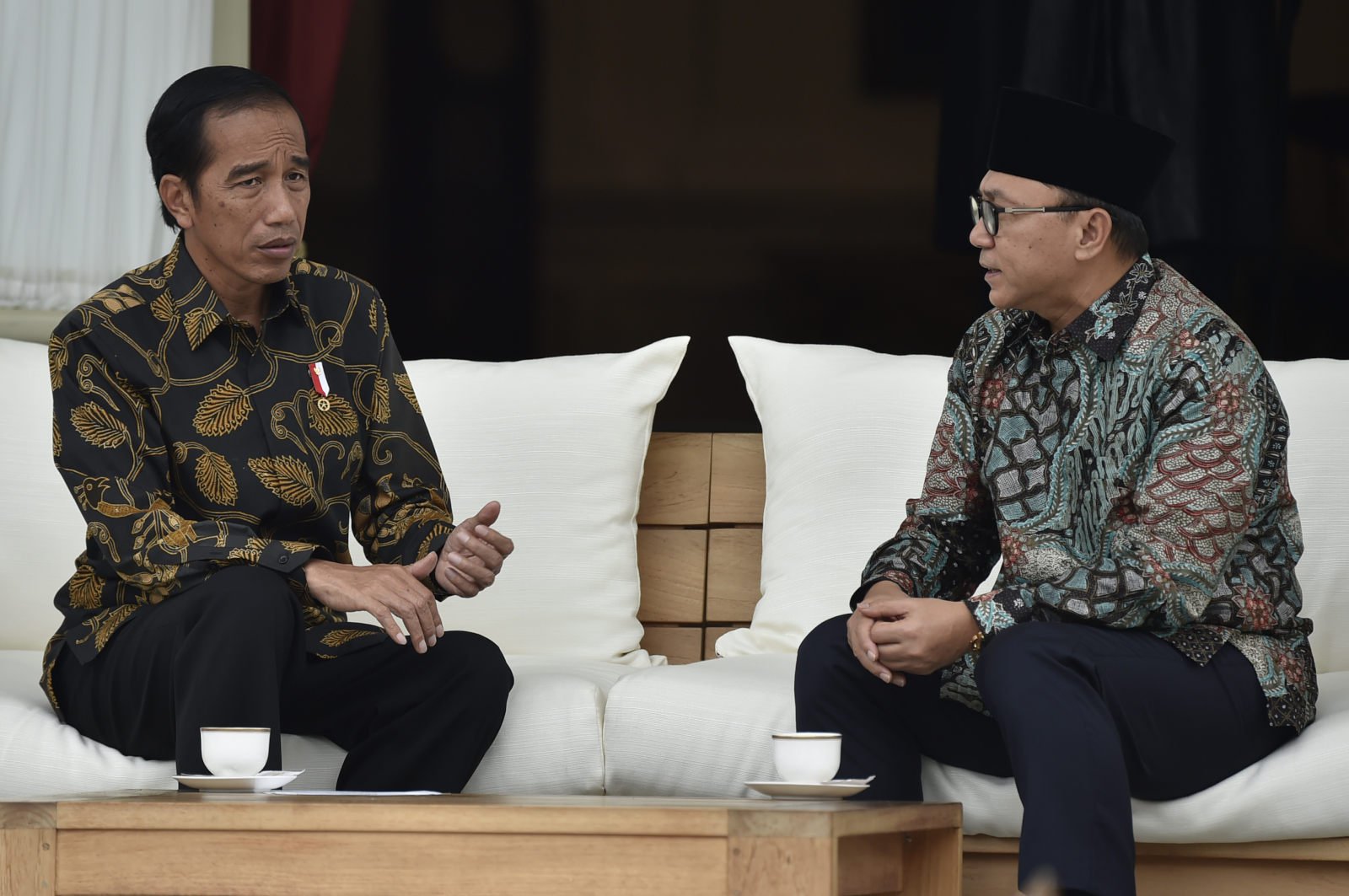 Dokumentasi pertemuan Presiden Joko Widodo (kiri) berbincang dengan Ketua Umum Partai Amanat Nasional Zulkifli Hasan (kanan) pada 2017 silam. (Foto: dok/antara)