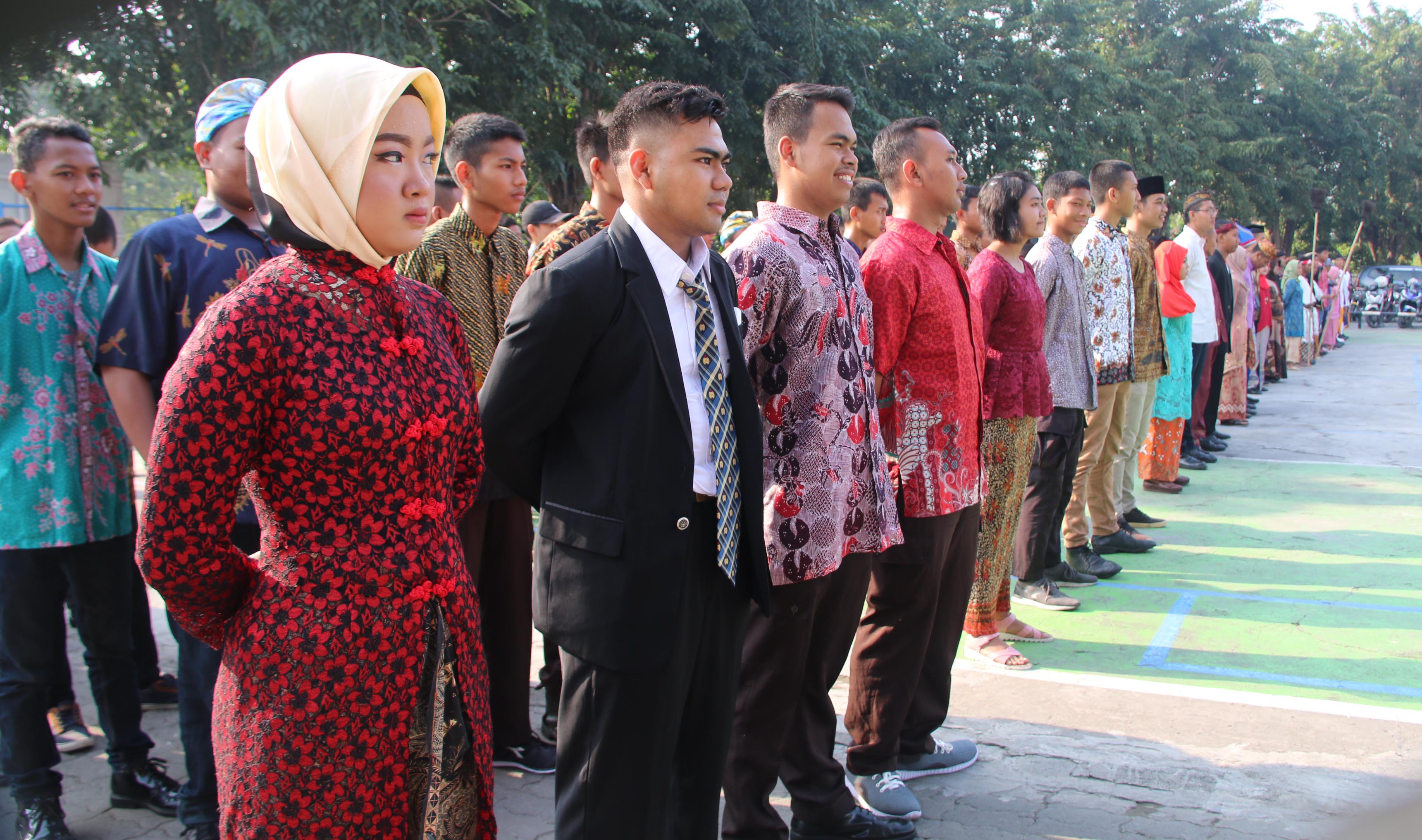 Siswa-siswi SMK KAL-1 Surabaya saat melaksanakan upacara Peringatan Hari Kartini (25/4)  di halaman sekolah