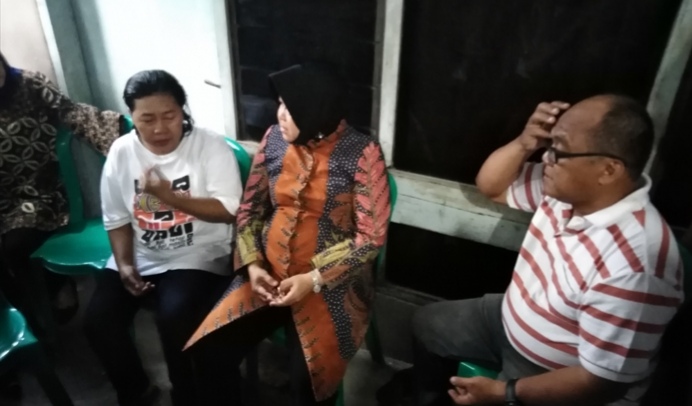 Wali Kota Surabaya Tri Rismaharini saat ditemui di rumah duka salah satu petugas TPS di Surabaya, Kamis, 25 April 2019. (Foto: Farid/ngopibareng.id) 