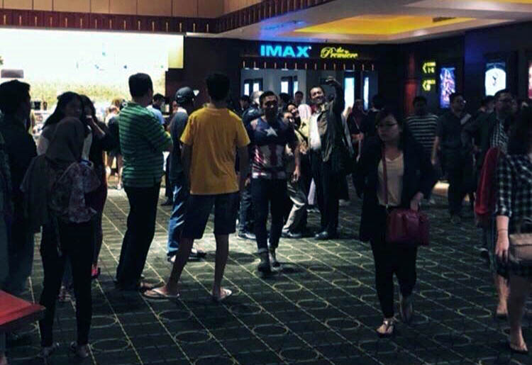 Ratusan penonton film Avenger Endgame memadati salah satu studio di Surabaya, Kamis, 25 April 2019 malam. (Foto: Faiq/ngopibareng.id)