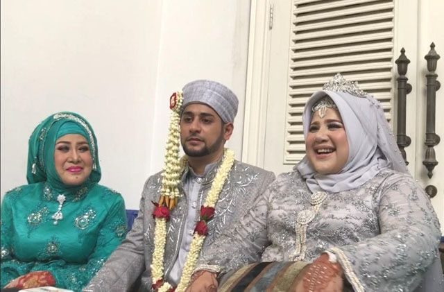 Pasangan Dhawiya Zaida dan Muhammad bersama Elvy Sukaesih saat pernikahan pada 29 Maret 2019.