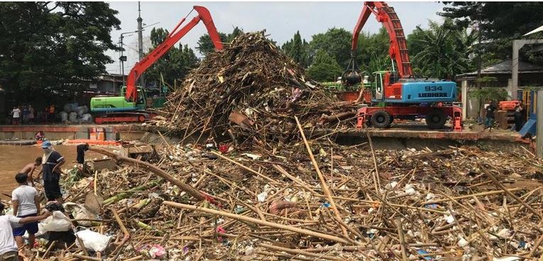 Pintu Air Manggarai pun dipenuhi sampah usai meluapnya Sungai Ciliwung, Jakarta, Jumat 26 April 2019.