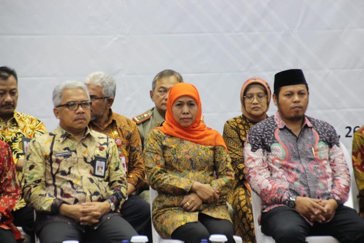 Gubernur Jawa Timur Khofifah saat menghadiri acara pemberian santunan untuk keluarga korban meninggal petugas pemilu. (Foto : Faiq/ngopibareng)