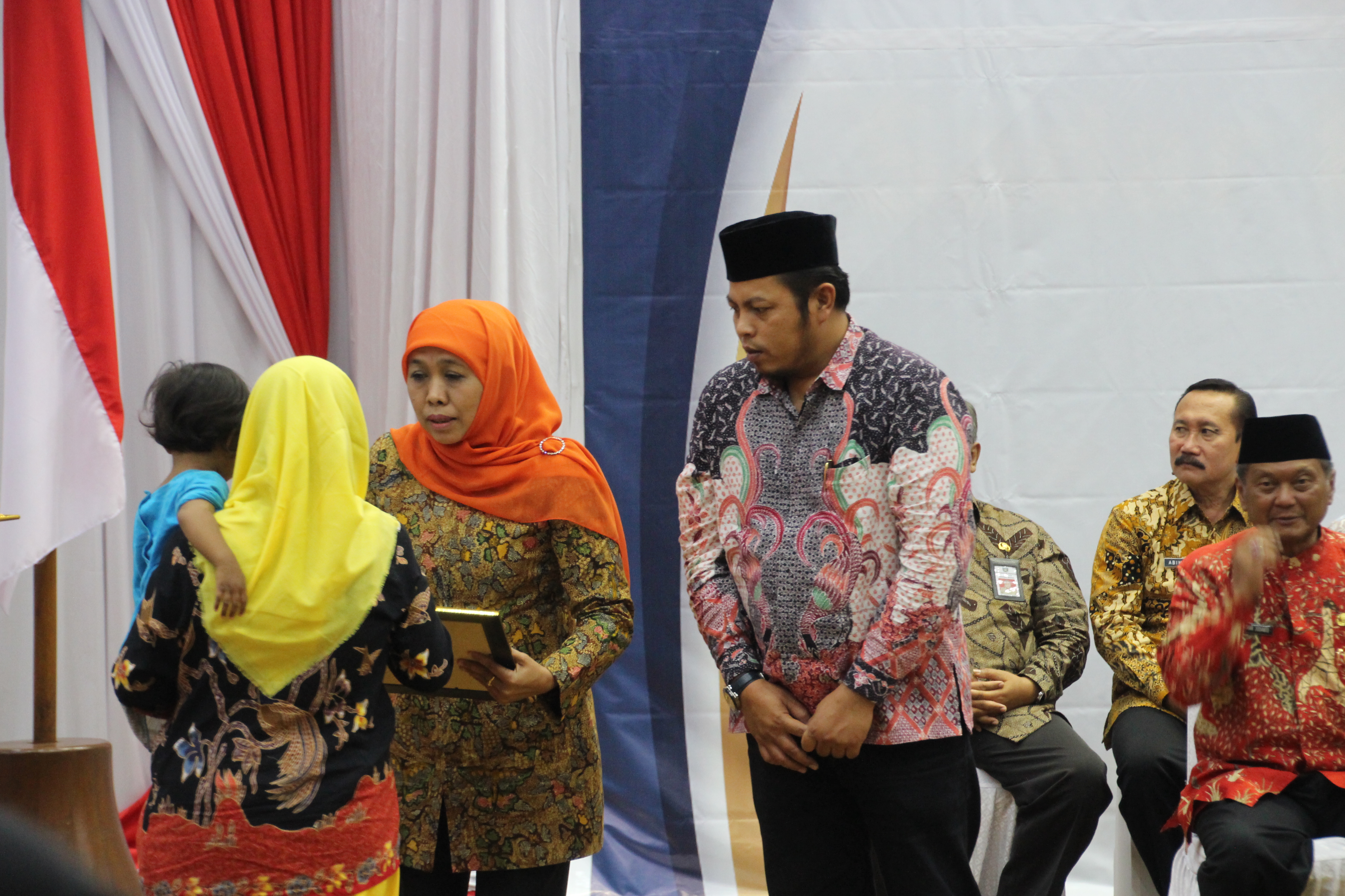 Gubernur Jatim Khofifah bersama Ketua KPU Jatim Choirul Anam memberikan piagam kepada ahli waris. (Foto: Faiq/Ngopibareng)
