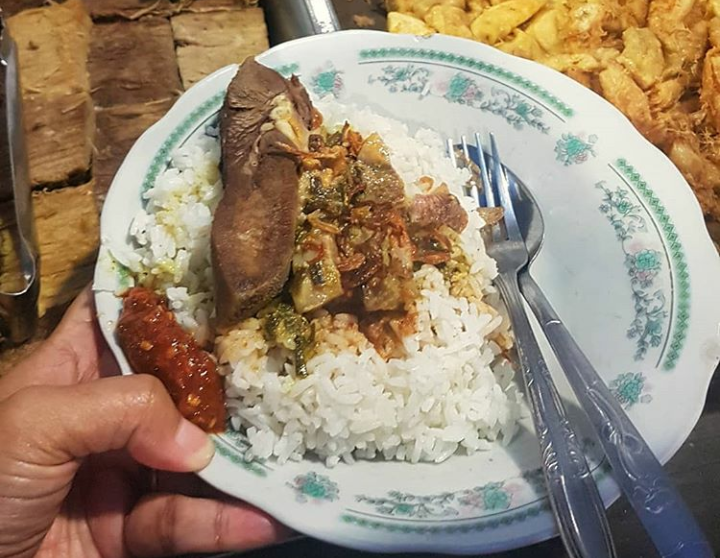 Mirip Krengsengan, Tapi Bukan! Topingnya lidah goreng besar di atas gundukan nasi. (Foto:Istimewa/Happy Suhadi Instagram)