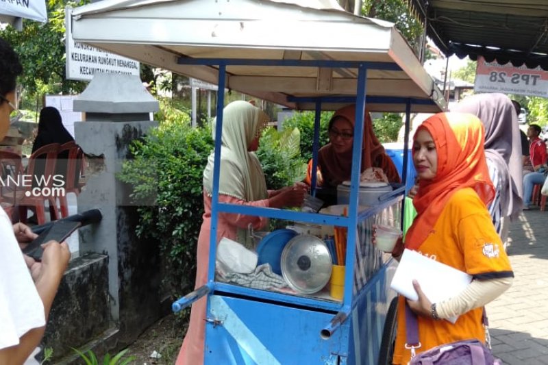 Pemungutan Suara Ulang di Rungkut yang menyediakan berbagai makanan. (Foto: Antara)