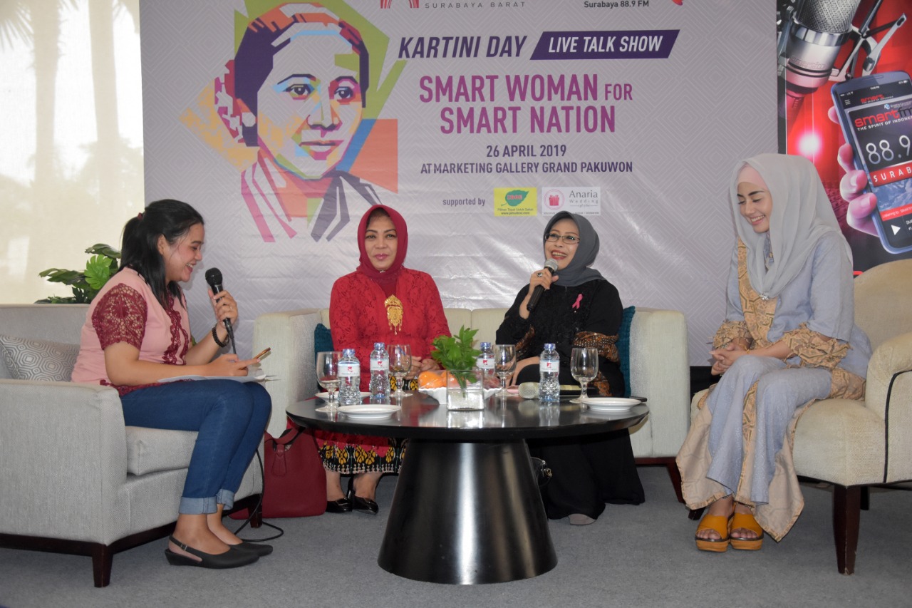 Founder Fatma Foundation, Fatma Saifullah Yusuf (dua kanan) saat menjadi pembicara peringatan hari Kartini di Grand Pakuwon, Jumat, 26 April 2019. (Foto: Fatma Foundation)