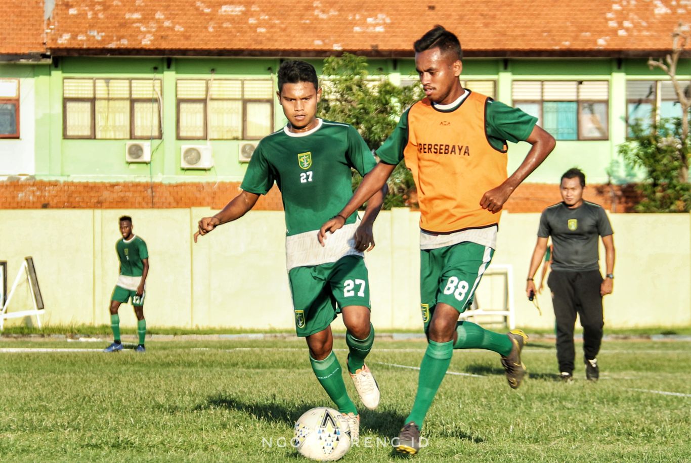 Pemain Persebaya M. Alwi Slamat (kanan) saat berebut bola dengan Fandi Eko di Lapangan Jenggolo, Sidoarjo. (Foto: Haris/ngopibareng.id)