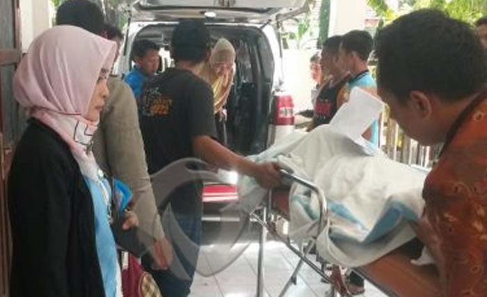 Jenazah seorang petugas pemilu di Lamonga dibawa keluar rumah sakit. (Foto:Antara)