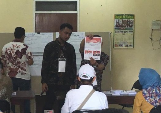 Sejumlah petugas Kelompok Penyelengara Pemungutan Suara (KPPS) melakukan penghitungan suara saat pemungutan suara ulang (PSU) di Tempat Pemungutan Suara (TPS) 28, Kelurahan Rungkut Menanggal, Kecamatan Gunung Anyar, Kota Surabaya, Jawa Timur, Sabtu 27 April. (Abdul Hakim)