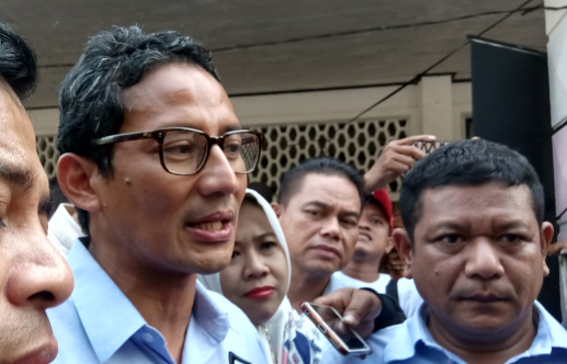 Sandiaga Salahuddin Uno saat meninjau rekapitulasi di PPK Wonokromo, Surabaya, Sabtu 27 April 2019. (Foto: Farid/ngopibareng.id) 