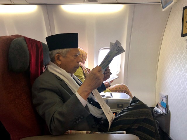 Kiai Ma'ruf Amin dalam penerbangan Jogjakarta-Jakarta. (Foto Arif Afandi/ngopibareng.id)
