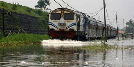 Ilustrasi kereta api menerjang banjir. (Foto: Kereta Api)