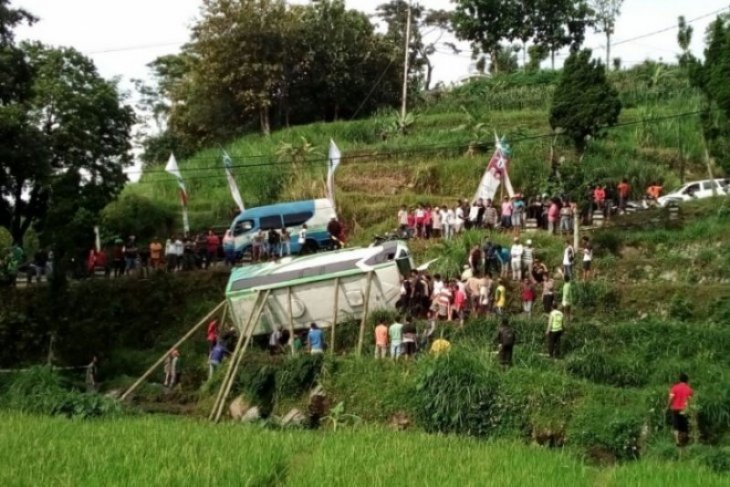 ILustrasi - Sejumlah orang mengevakuasi bus yang terguling di Desa Dadi, Kecamatan Plaosan, Magetan, Jawa Timur. (Istimewa)