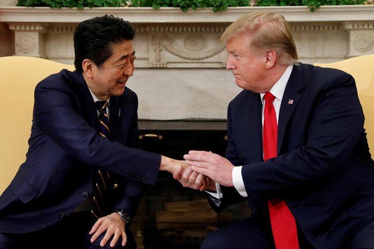 Presiden Amerika Serikat Donald Trump bertemu dengan Perdana Menteri Jepang Shinzo Abe di Ruang Oval, Gedung Putih, Washington, Amerika Serikat 26 April 2019. (Foto: Reuters)