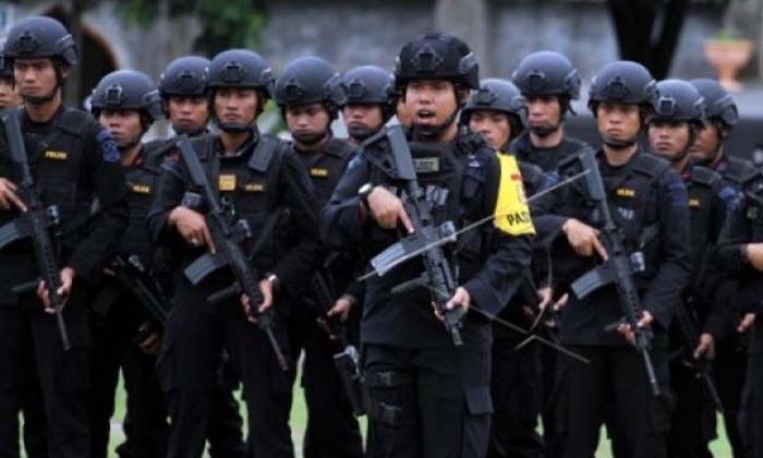 Pasukan Brimob Polda Sulawesi Tenggara siap diberangkatkan ke Jakarta, Senin. (Foto:Antara)
