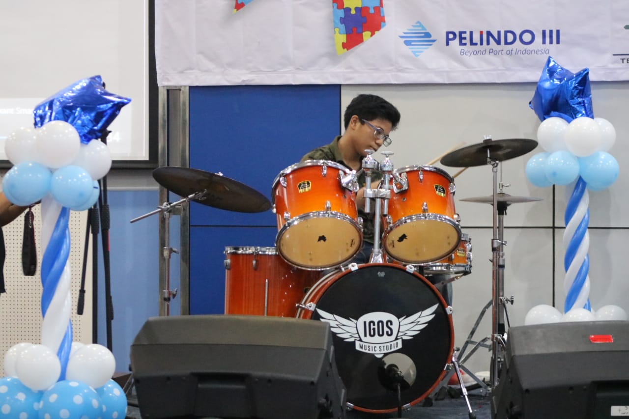 Salah satu aksi anak berkebutuhan khusus bermain drum. (Foto: dok. Forkasi Chapter Surabaya)