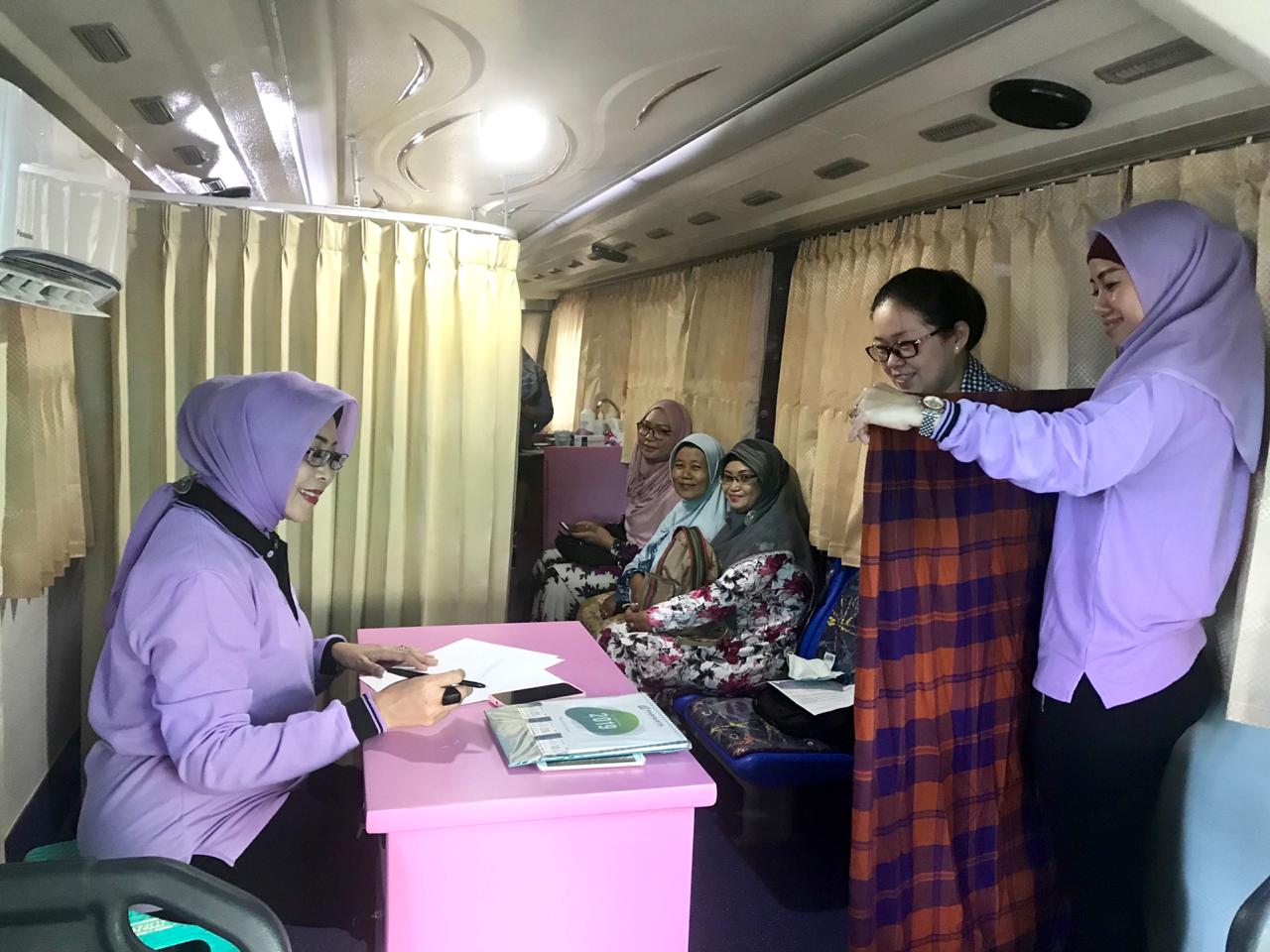 Pendiri Fatma Foundation, Fatma Saifullah Yusuf (kiri) saat pemeriksaan papsmear di dalam Bus Kesehatan, Minggu, 28 April 2019. (Foto: Fatma Foundation)