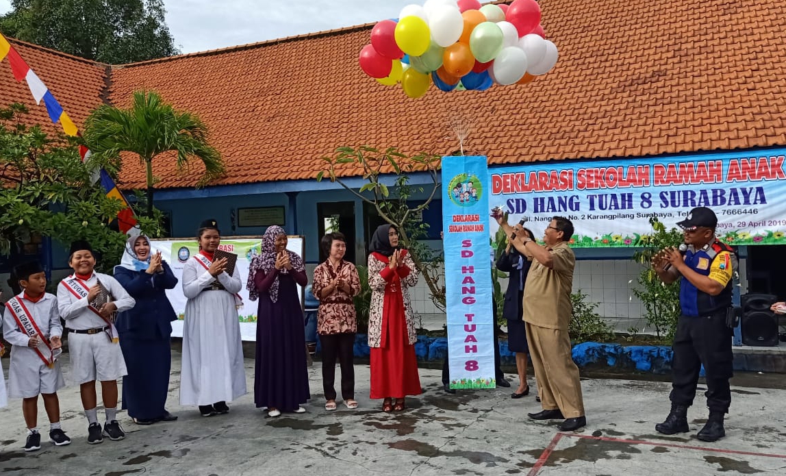 Pengawas Pembina tingkat dasar kota Surabaya Drs Madianto,M.Pd secar simbolis melepas bolon udara tanda pelaksanaan deklarasi sekolah ramah anak di SD Hang Tuah -8 Karang Pilang