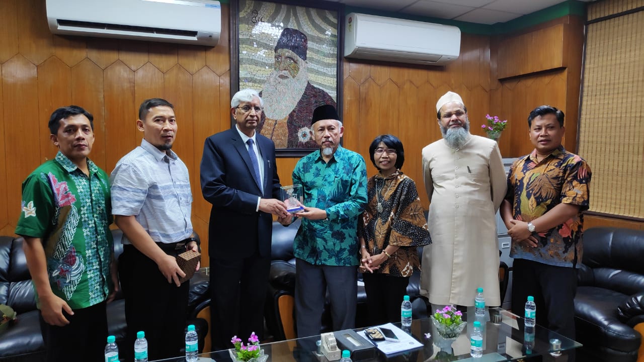 Prof. Fatah Santoso, M.A Wakil Rektor Universitas Muhammadiyah Surakarta (UMS) saat berkunjung ke India. (Foto: md for ngopibareng.id)