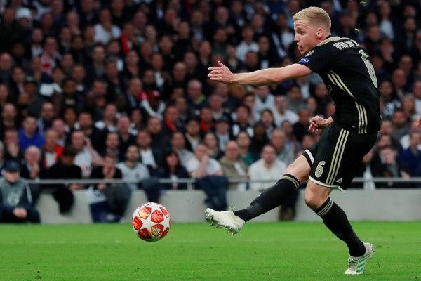 Donny van de Beek mencetak gol pembuka Ajax melawan Tottenham dalam leg pertama semifinal, Rabu, 1 Mei 2019 dini hari. (Foto: Reuters)