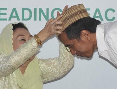 Pertanda. Ny Hj Sinta Nuriyah Wahid, saat memberi kopiah pada Joko Widodo. (Foto: nu for ngopibareng.id)