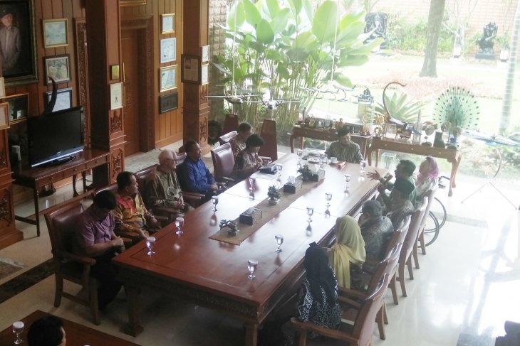 Pertemuan sejumlah tokoh bangsa dengan Presiden ketiga RI BJ Habibie di Jakarta, Rabu. (Foto: Antara/Rangga Pandu Asmara Jingga)