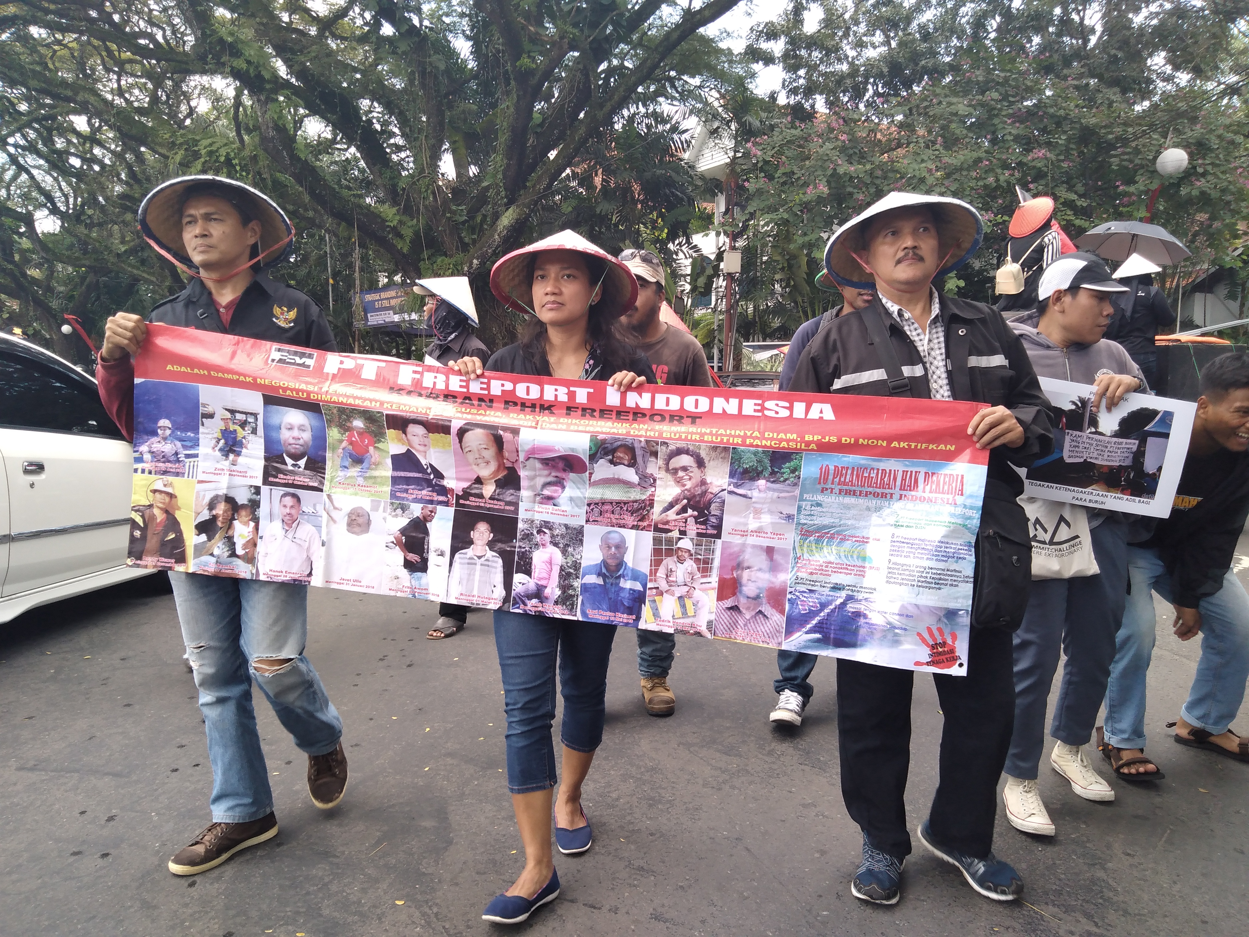 Korban PHK PT Freeport Indonesia aksi dalam peringatan Mayday 2019 (Foto: Fajar/Ngopibareng.id)