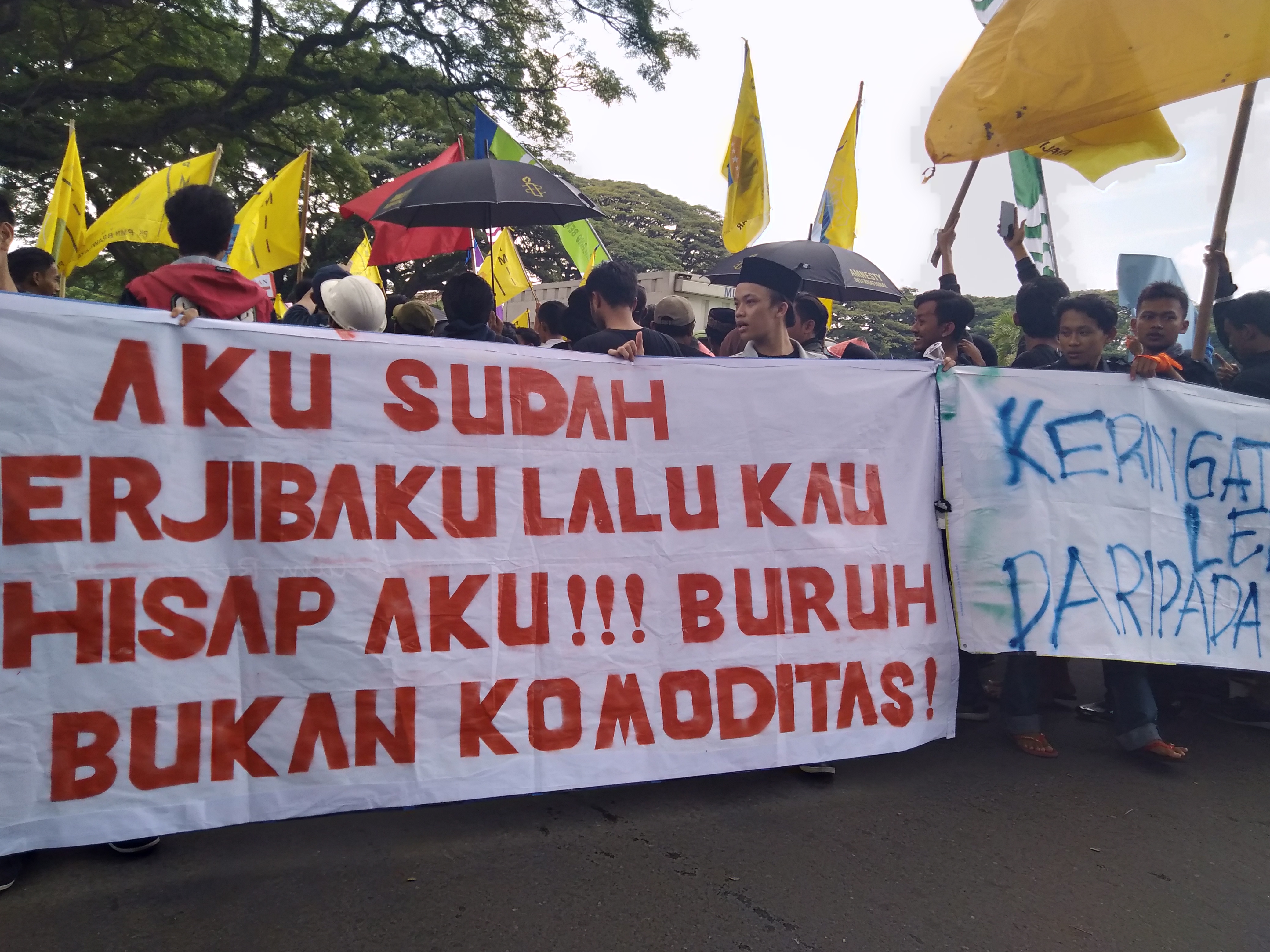Aksi Mayday di depan Balai Kota Malang (Foto: Fajar/ngopibareng.id)