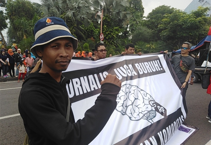 AJI Surabaya menggelar aksi hari buruh di Gedung Negara Grahadi Surabaya, Rabu 1 Mei 2019. (Foto: Farid/ngopibareng.id) 